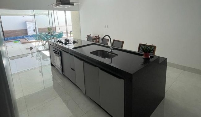 Belssima Casa de 03 Quartos, 01 Sute Master + Closet + Piscina, Churrasqueira e rea Gourmet
